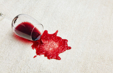 Kako da uklonite mrlje od vina